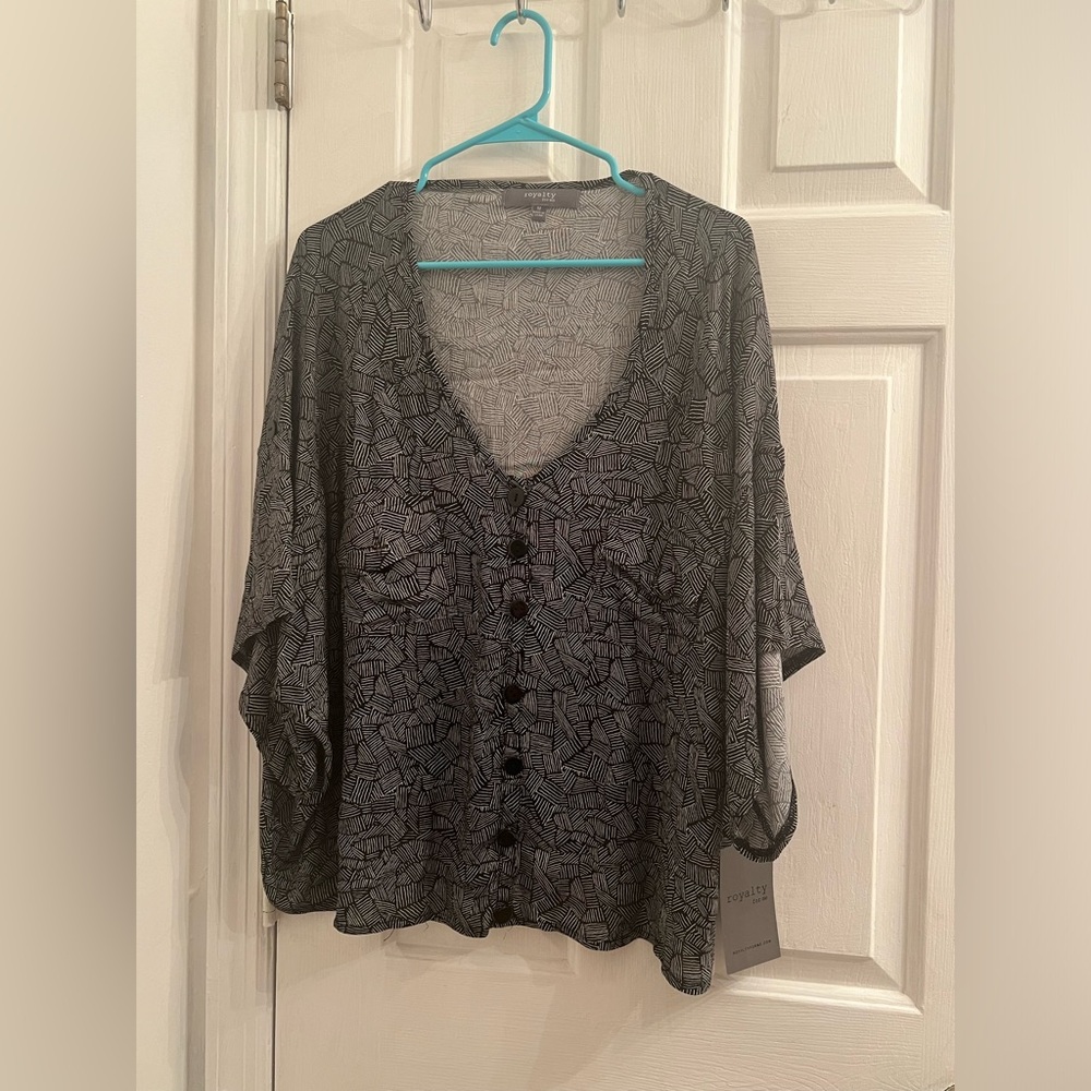 Size medium black white dash lines abstract pattern shirt blouse